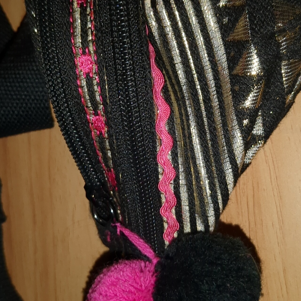 •Adjustable Metallic Thread Fanny Pack - Picture 4 of 12